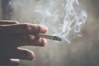 cigarette à la main