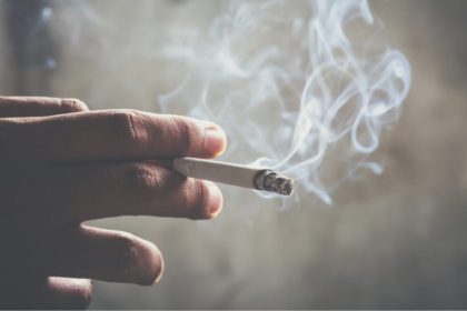 cigarette à la main