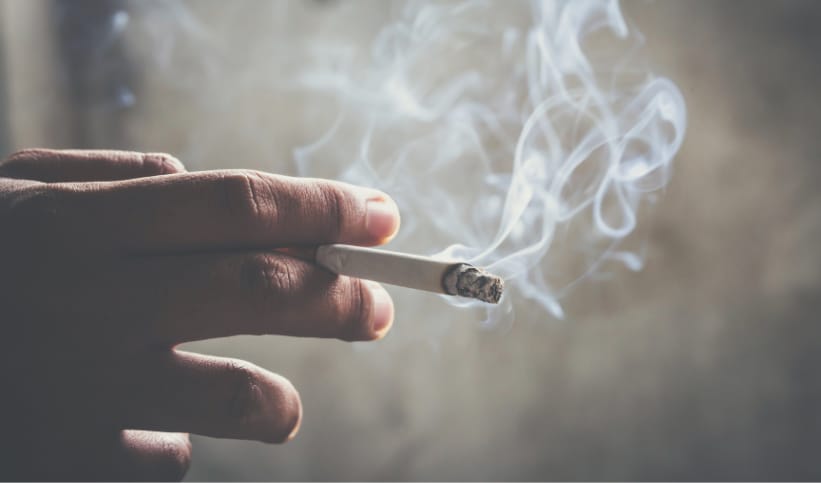 cigarette à la main
